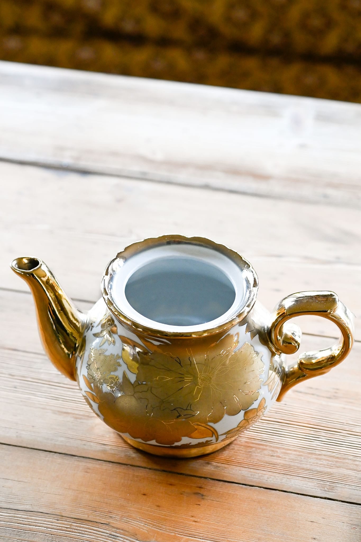 Vintage Gold & White patterned teapot