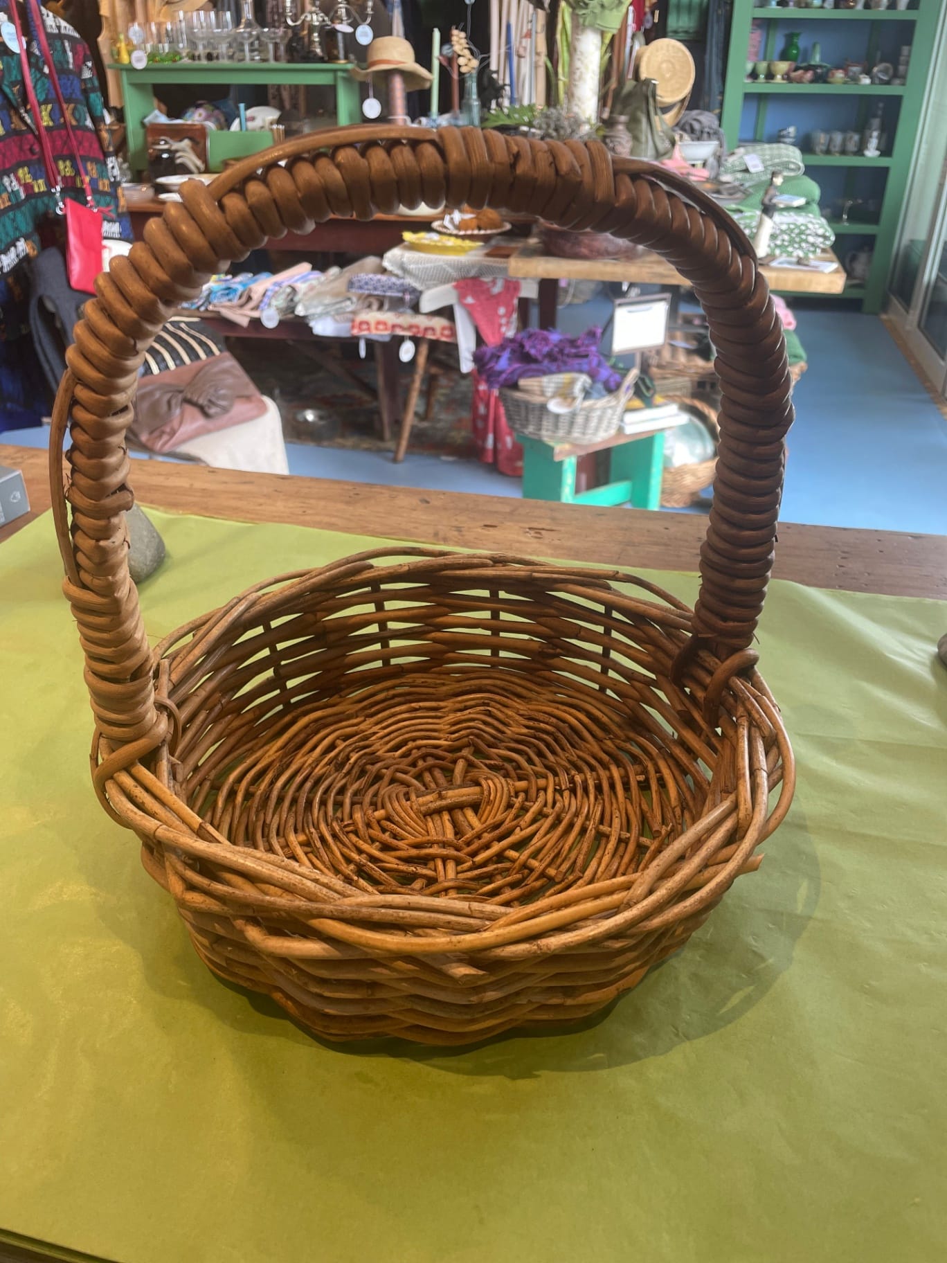 Small basket w handle