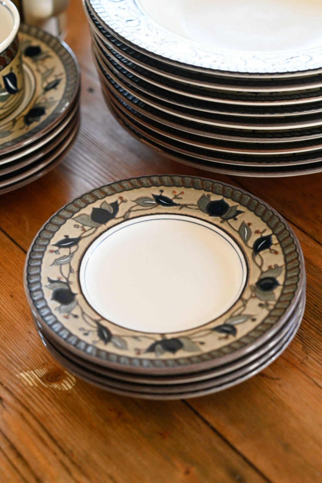 Mikasa Arabella Intaglio Vintage dinner set  As is