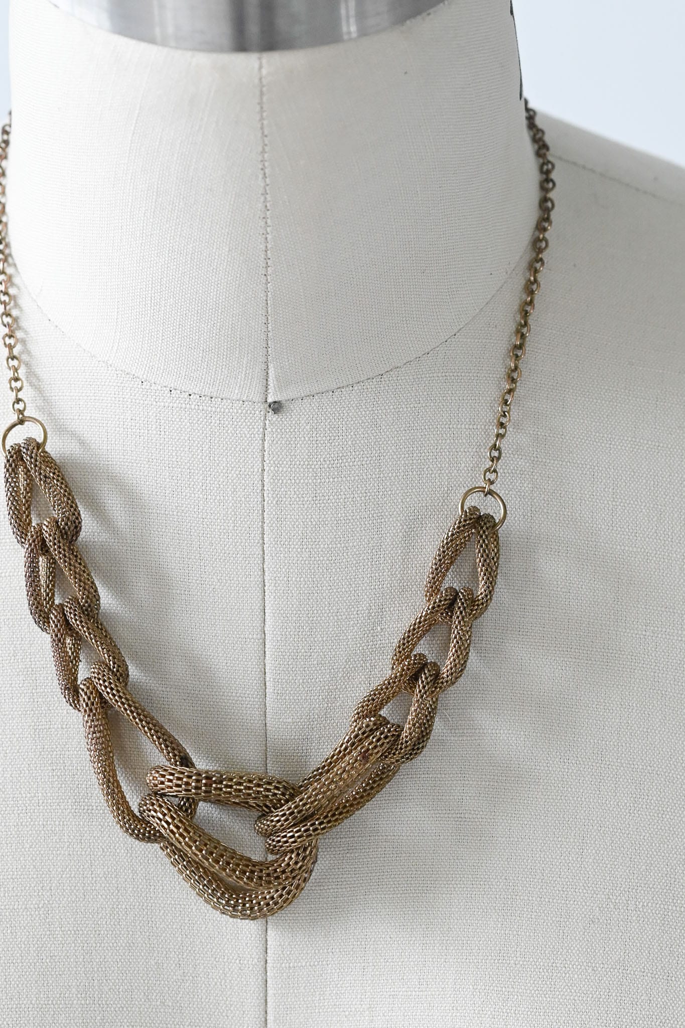 Vintage gold tone mesh chain link statement necklace