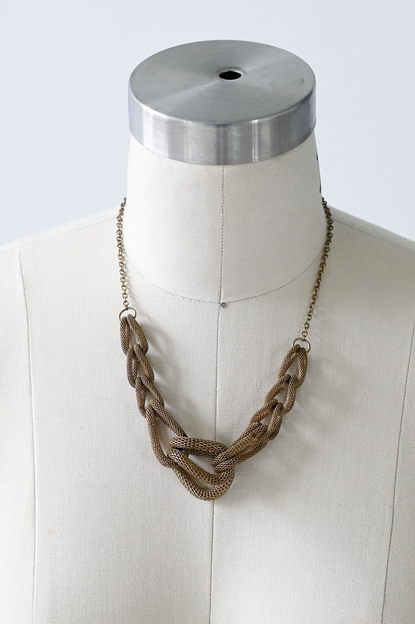 Vintage gold tone mesh chain link statement necklace