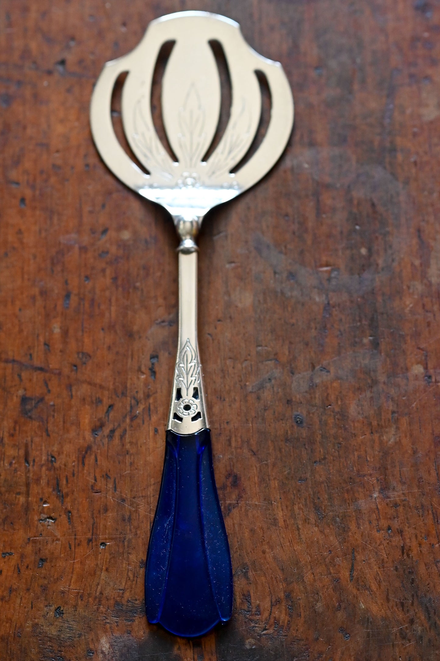 Art Deco silver plate caker server with bakelite handle