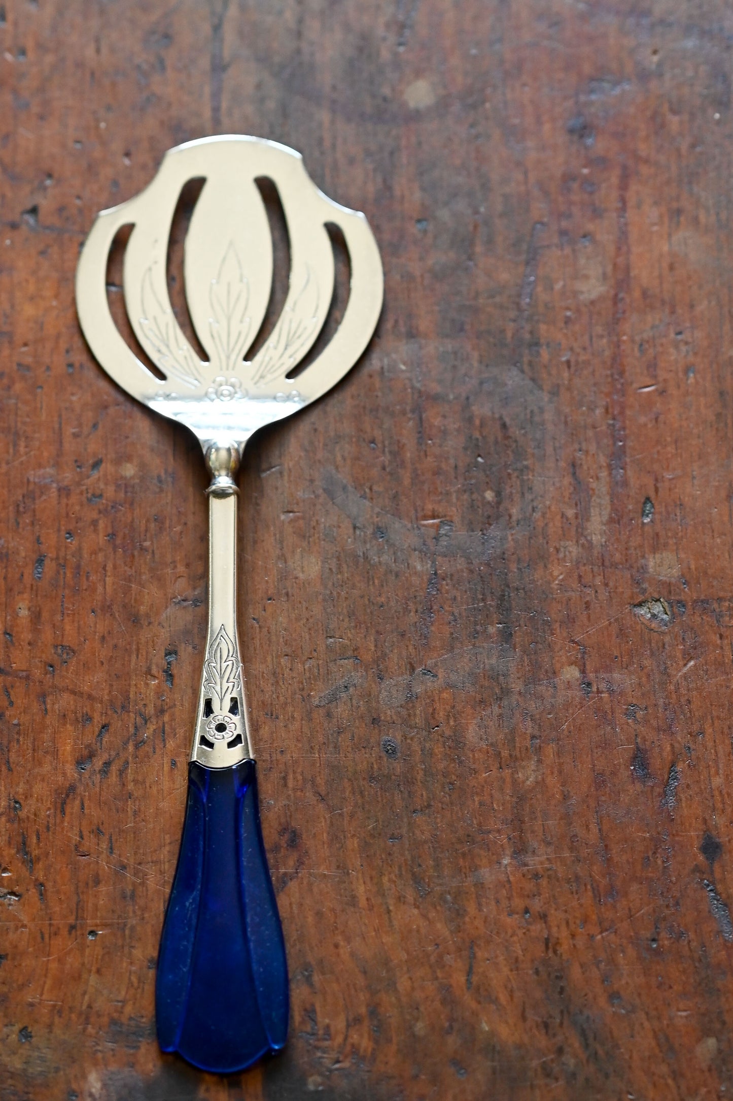 Art Deco silver plate caker server with bakelite handle