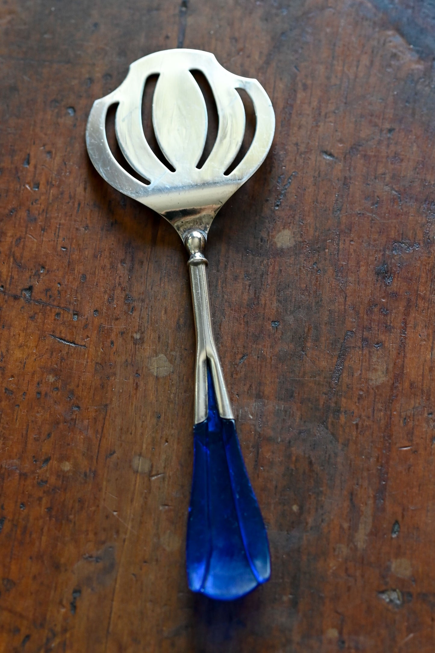 Art Deco silver plate caker server with bakelite handle