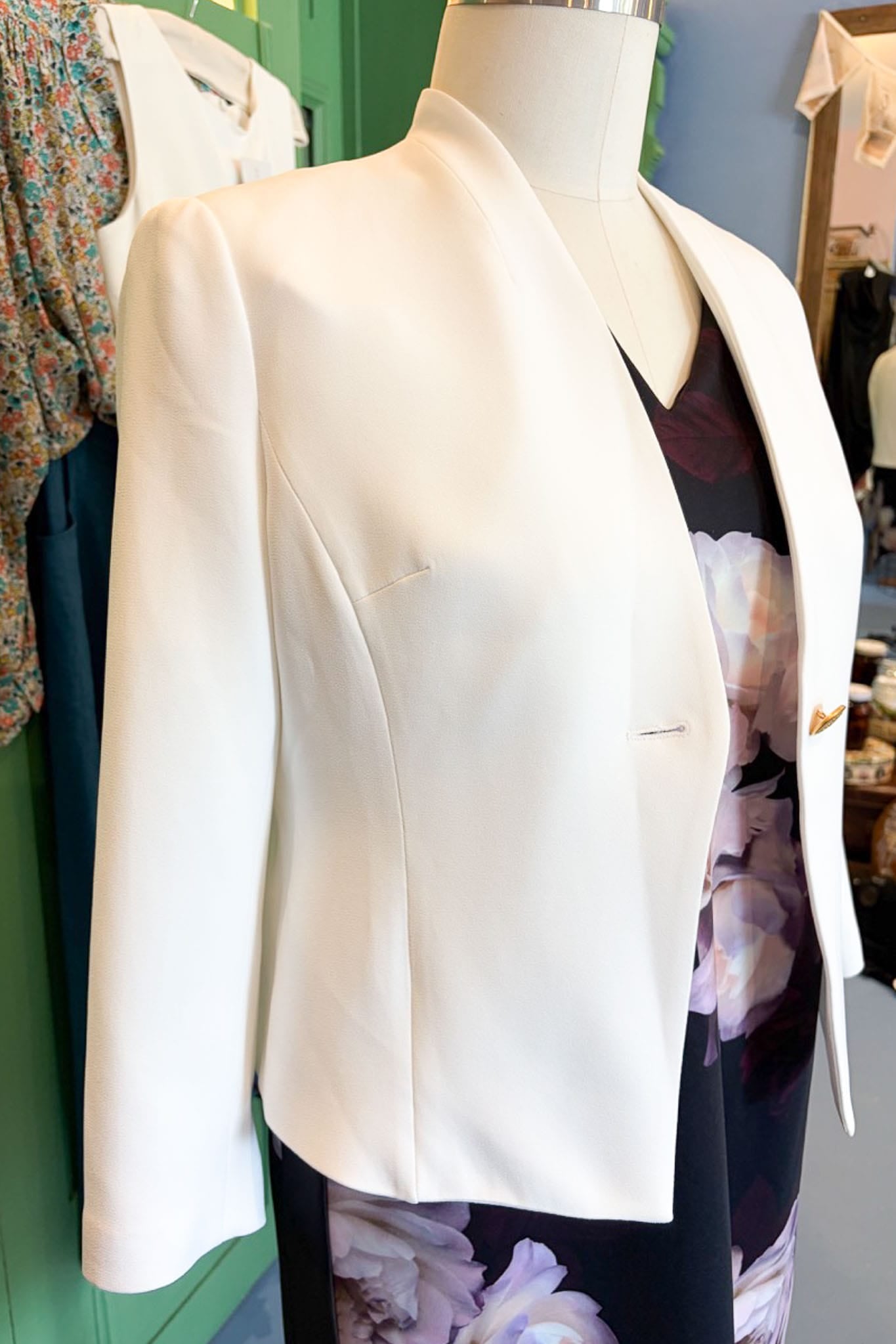Perri Cutten Everleigh white jacket NWT Size 18