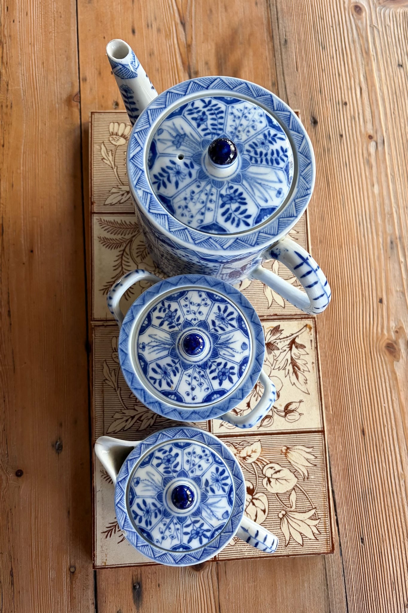 Antique Mosa Maastricht Long Eliza lidded sugar bowl