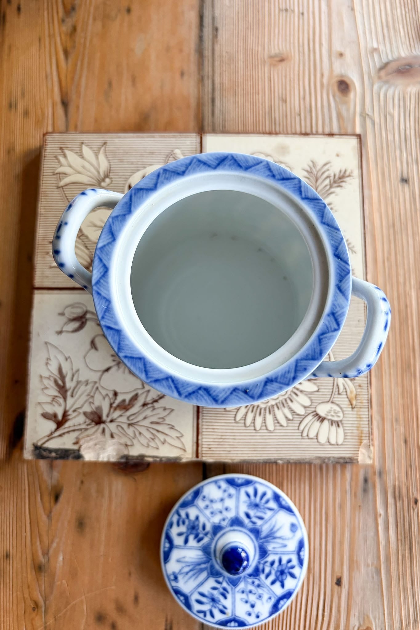 Antique Mosa Maastricht Long Eliza lidded sugar bowl