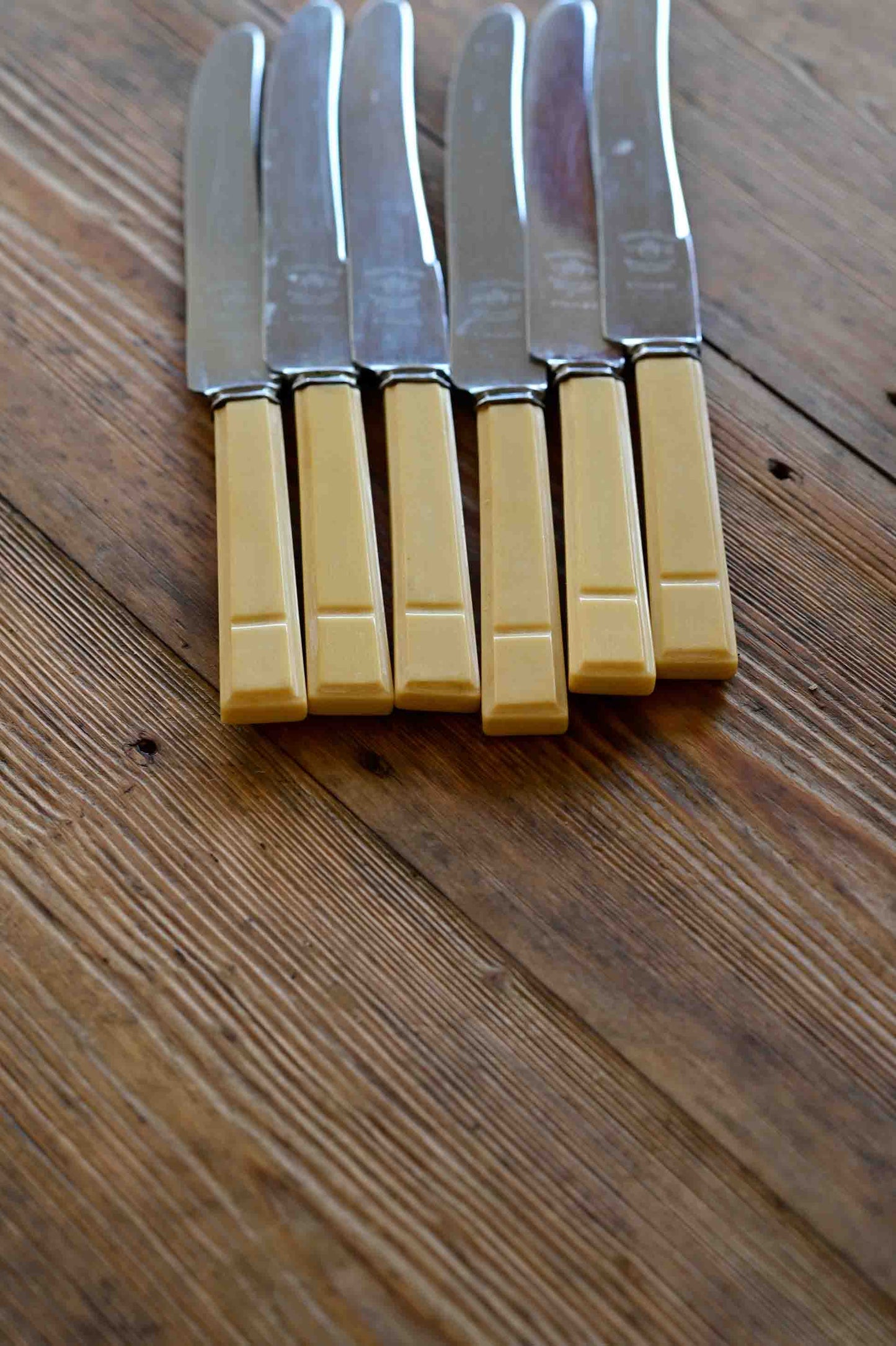 Viner and Hall Dinner knives x 6