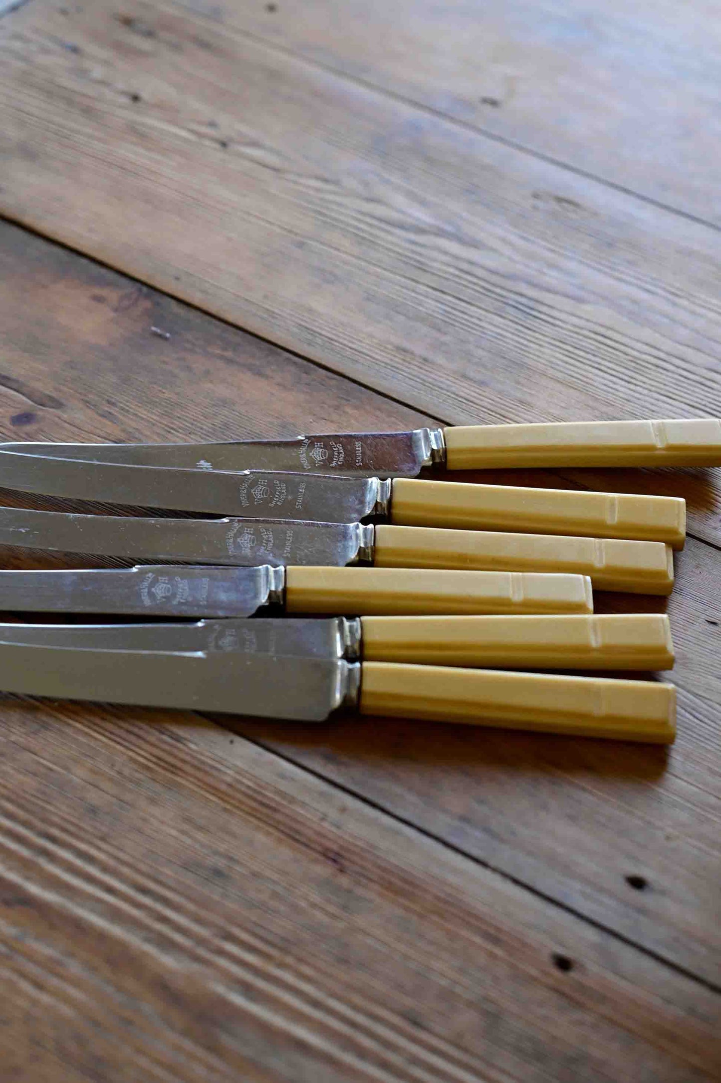 Viner and Hall Dinner knives x 6