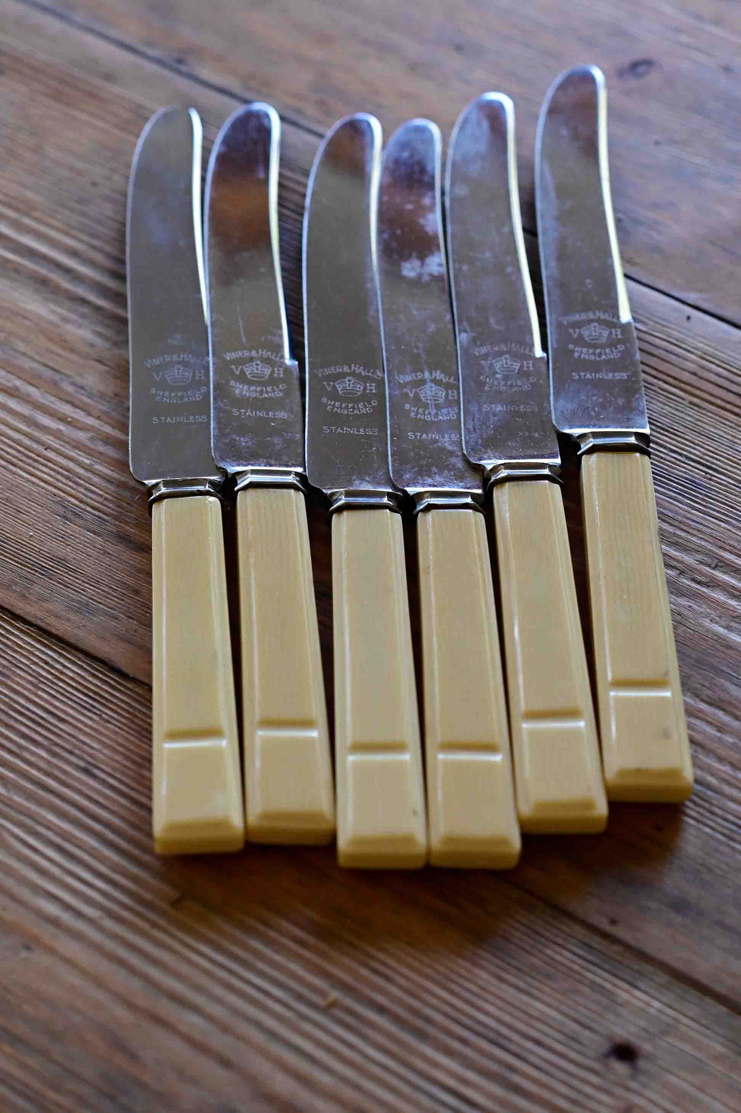 Viner and Hall butter knives x 6