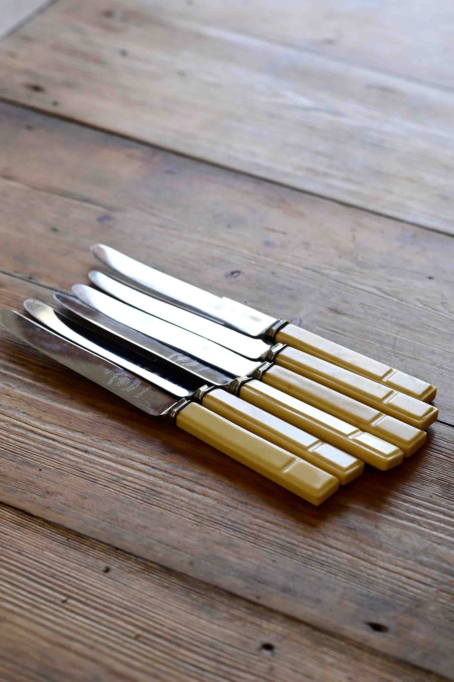 Viner and Hall butter knives x 6