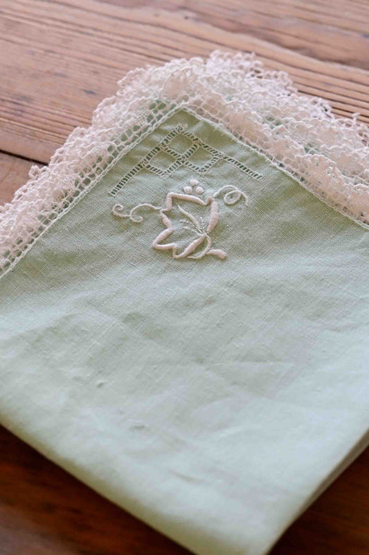 Napkins embroidered with lace edge x 4
