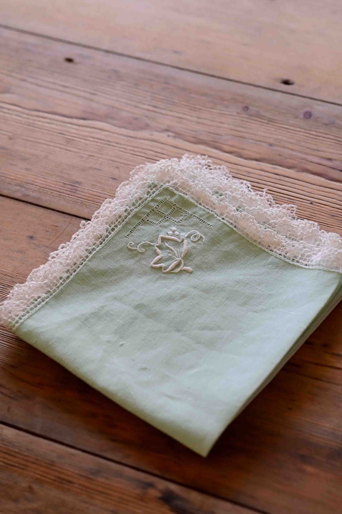 Napkins embroidered with lace edge x 4