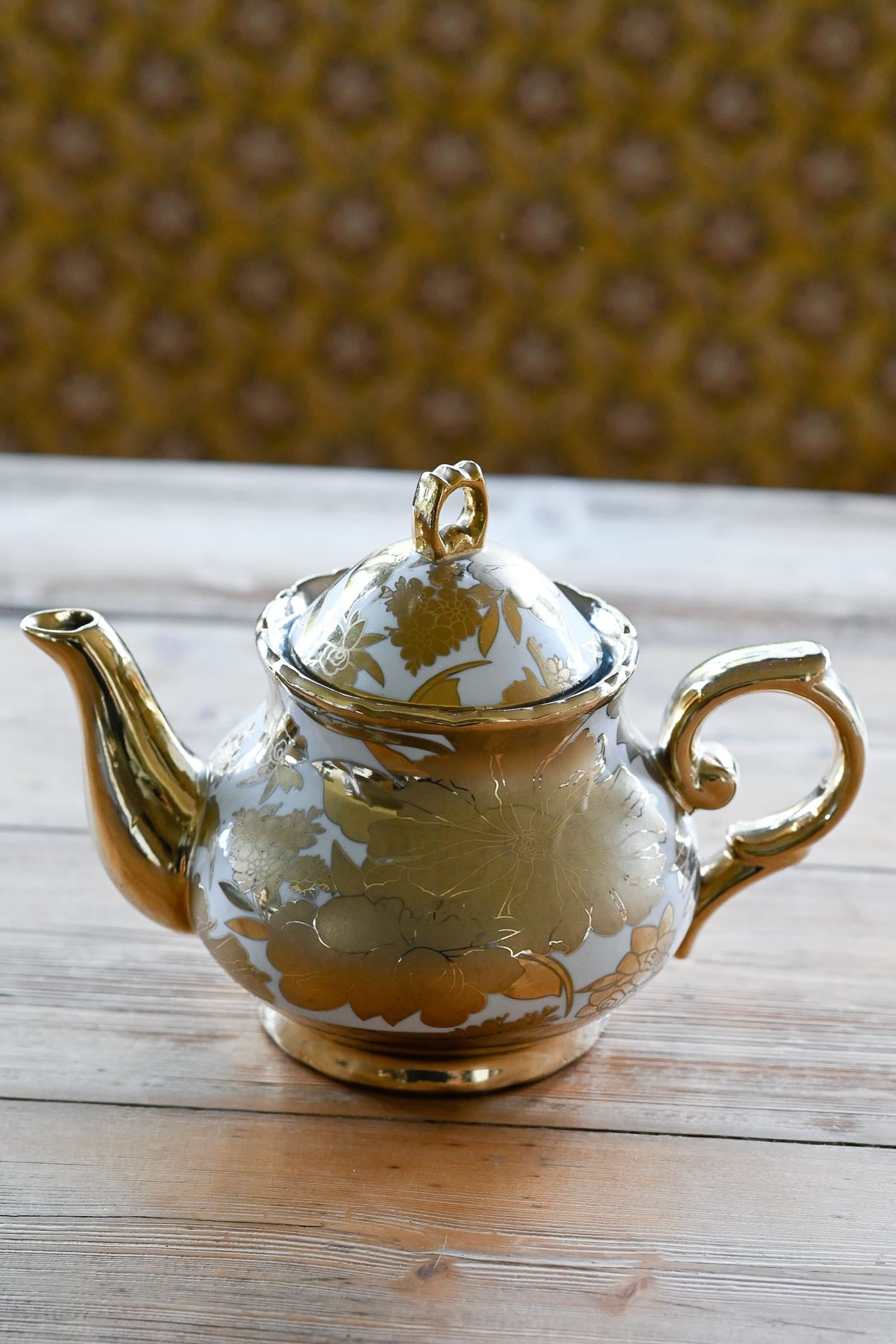 Vintage Gold & White patterned teapot