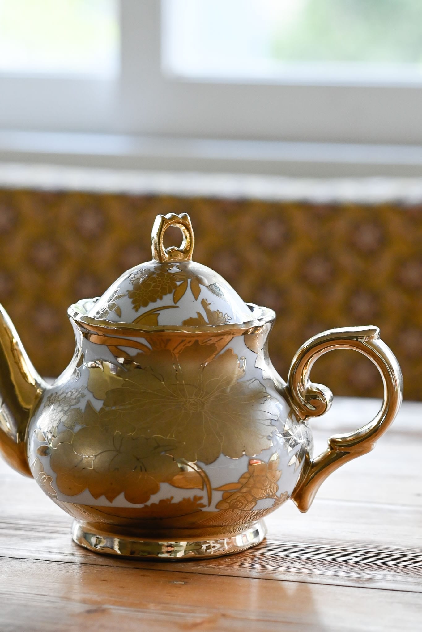 Vintage Gold & White patterned teapot