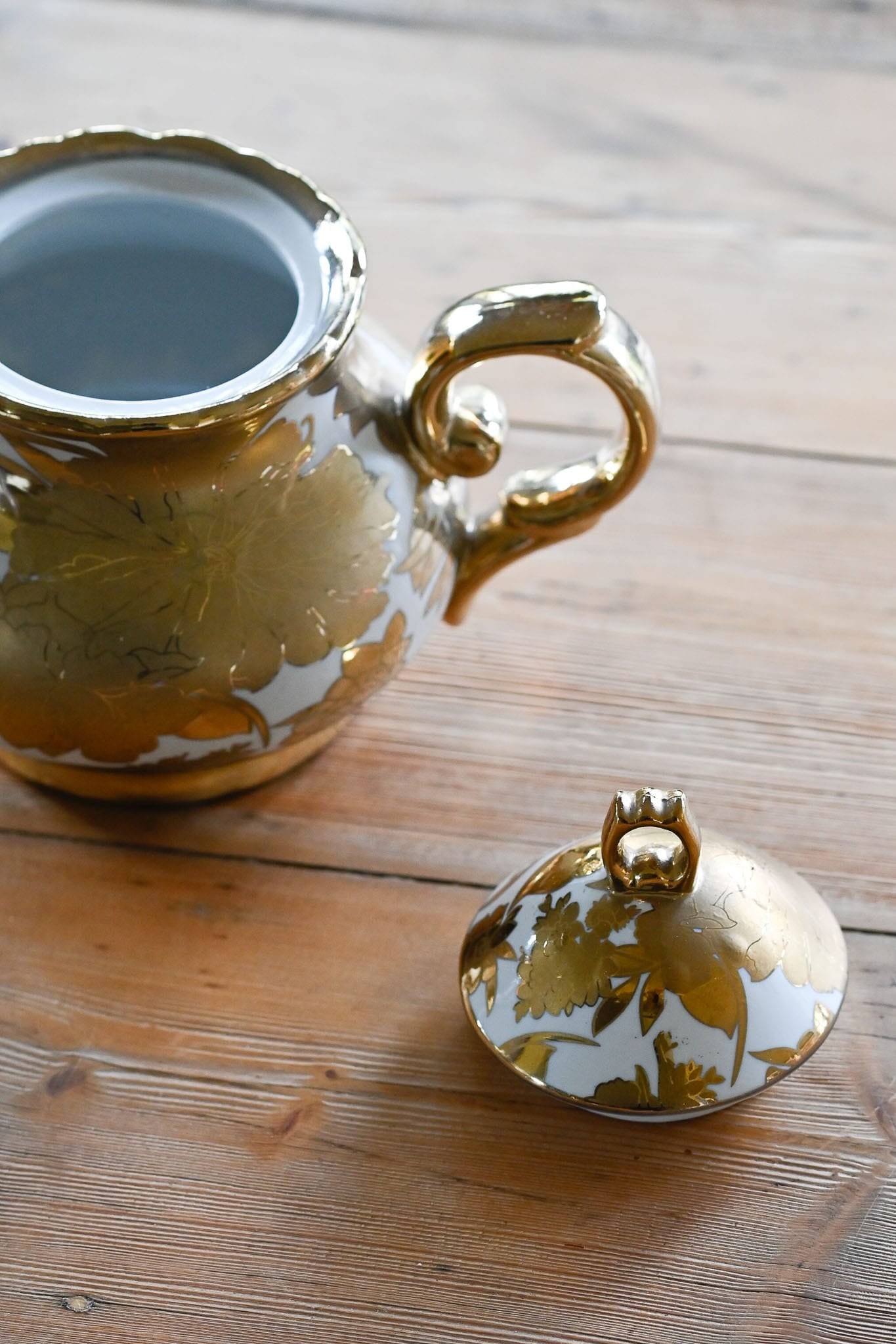 Vintage Gold & White patterned teapot