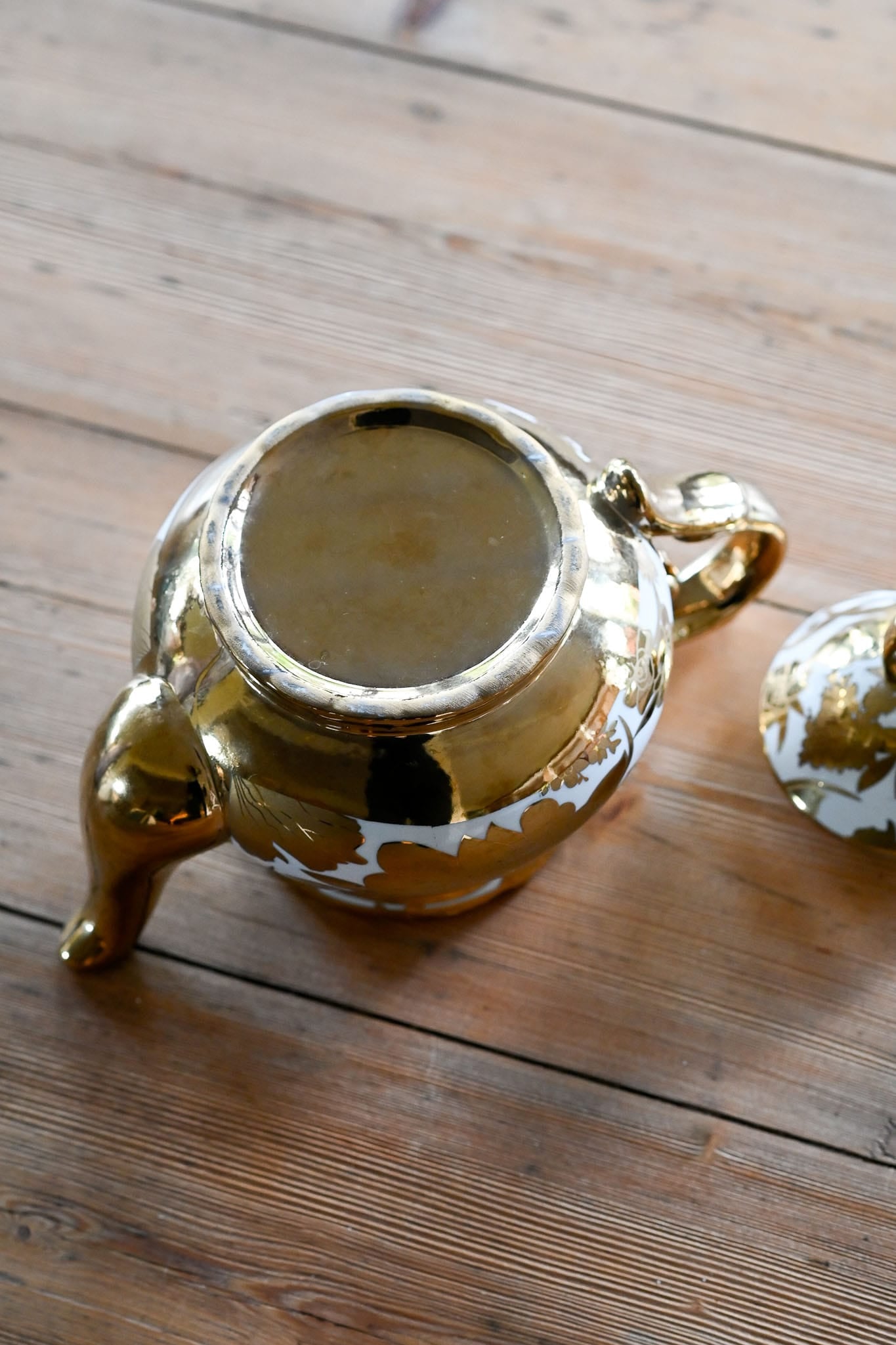 Vintage Gold & White patterned teapot